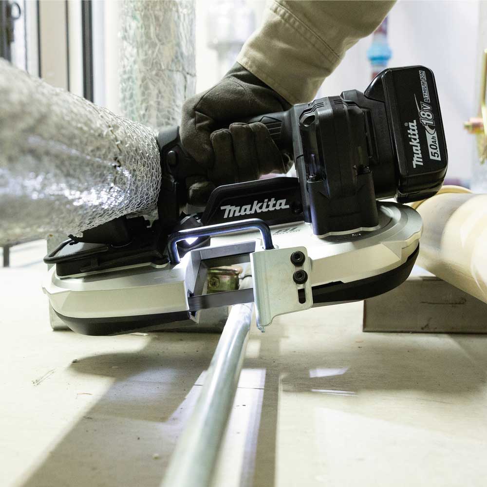 Makita bandsåg kapar metallrör.