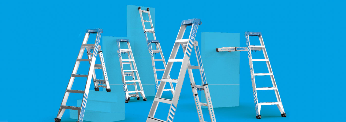Zarges stegar och ställningar för arbete på vägg och fasad. Bild med stegar mot blå bakgrund.